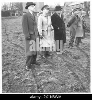 DER KRIEGSMINISTER BESUCHT NORDIRLAND - von links nach rechts - Major der Hr. R.E.B. Beaumont, M.P., Major Baker, RACS, der Kriegsminister der britischen Armee Stockfoto