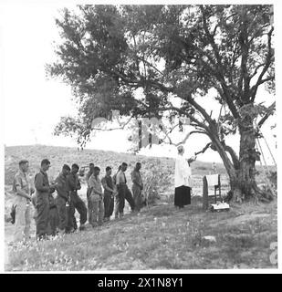 ZUFÄLLIGE BILDER, DIE MIT DER ACHTEN ARMEE WÄHREND IHRES ANGRIFFS UND CAPTUREOF DER MARETH-LINIE - Thanksgiving Service und Heilige Kommunion für eine RHA-Batterie am Sonntagmorgen, dem 28. März, in Sichtweite der Mareth Forts, der britischen Armee AUFGENOMMEN WURDEN Stockfoto