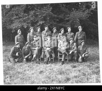 ARABISCH USW. EHEMALIGE KRIEGSGEFANGENE IN ENGLAND - Stabgruppe sitzt in der Mitte - von links nach rechts - Leutnant El Khalidi, Captain Anhoury, A.C. CSM Tarhuni, o. Rest - von links nach rechts - Privatmann S. Kaladgian Privatmann J. Abu-Shaar Privatmann A. Masri Sergeant N. Issa Privatmann A. Abbas Privatmann F. R. Chivers Privatmann A. Mortada Sergeant A. Thakidin Lance Corporal I. Farrah Private S. Zakarira Private A. Sheihab Private A. Nijm, britische Armee Stockfoto