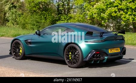 Milton Keynes, Großbritannien - 14. April 2024: 2023 grünes Aston Martin Vantage F1 Edition Auto auf einer britischen Straße Stockfoto