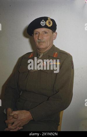 FELDMARSCHALL SIR BERNARD MONTGOMERY, 1945 – Porträt von Feldmarschall Montgomery mit der Baskenmütze des Royal Tank Regiment, dessen Oberst Kommandant Montgomery, Bernard Law, British Army, Royal Tank Regiment war Stockfoto