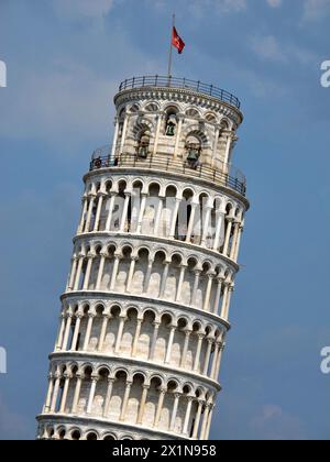 Detail der Spitze des Schiefen Turms von Pisa isoliert im blauen Himmel. Pisa, Toskana, Italien Stockfoto