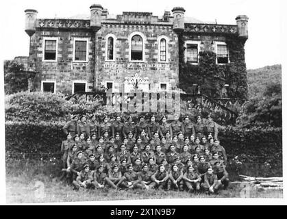 FRANZÖSISCHE KOMMANDOSOLDATEN TRAINIEREN IN Einem KOMMANDODEPOT, Einer Gruppe französischer Kommandos, der britischen Armee Stockfoto