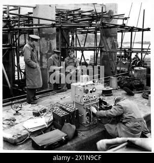 Der BBC-KRIEGSKORRESPONDENT MACHT UNTERWASSER-AUFNAHMEN - der Major (CO) macht seine Aufnahmen. Im Vordergrund steht ein Funktechniker an der Steuerung des Aufnahmeapparates, der British Army Stockfoto