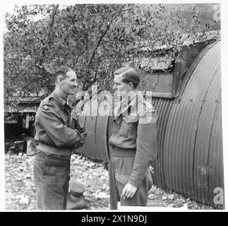 ITALIEN: ACHTE ARMEE: KONFERENZ IM TAC H.Q. - von links nach rechts:- Lieut. General Sir R.L. McCreery, Conunander 10. Corps Lieut. Oberst Lord Tweedsmuir, Britische Armee Stockfoto