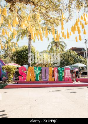 Farbenfrohes Buchstabenschild von Sayulita in Mexiko im Zentrum der Stadt für alle willkommen. Stockfoto