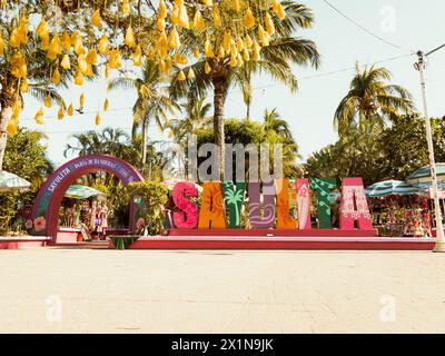 Farbenfrohes Buchstabenschild von Sayulita in Mexiko im Zentrum der Stadt für alle willkommen. Stockfoto