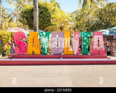 Farbenfrohes Buchstabenschild von Sayulita in Mexiko im Zentrum der Stadt für alle willkommen. Stockfoto