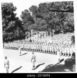 ERHOLUNGSHEIM IN NORDAFRIKA - Teil der 2.000 Patienten des Depots auf Parade während der Inspektion des Colonels, British Army Stockfoto