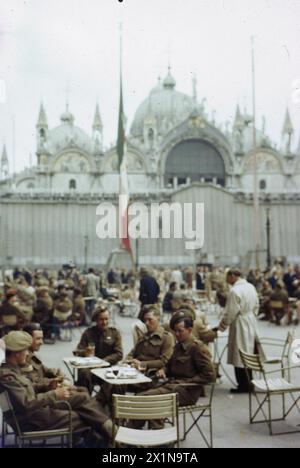 SOLDATEN DER BRITISCHEN ARMEE AUF URLAUB IN VENEDIG, ITALIEN, JUNI 1945 - Corporal T Fenn, aus Mottingham, London; Private E W Jones aus Esher, Surrey; Private W J Leaman aus Ashburton, Nr Newton Abbot, Devon; Private A Clark aus St Johns, Deptford, London; und privater G C Foreman of Warminster, Wiltshire, in einem Open-Air-Café auf der Piazza San Marco. Die berühmte Kirche ist im Hintergrund, British Army Stockfoto