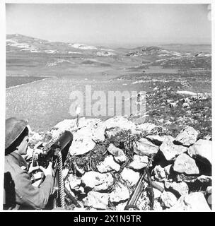 SCHLACHT AN DER OUED ZARGA MEDJEZ-EL-BAB ROAD – auf der Klippe oberhalb von Chaouach. Ein Vickers Maschinengewehrposten mit Blick auf das Tal, das zwischen Heidous und Long Stop Hill liegt. "Long Stop" ist der schwarze Kamm in der mittleren Distanz, British Army Stockfoto