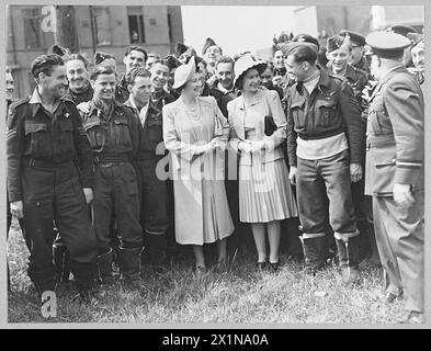 König George VI., Königin Elizabeth und Prinzessin Elizabeth besuchen RAF-Schwerbomberstationen und treffen dort 1944 Bombermannschaften in Großbritannien. Stockfoto