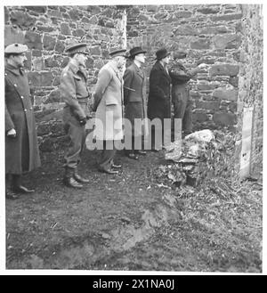 KRIEGSMINISTER BESUCHT NORDIRLAND - Major N.H.W. Joynson verweist auf etwas, das für den Kriegsminister von Interesse ist. Messwert von links nach rechts: Brig. Hough Brig. Somerville Lt.General H.E. Franklyn Major der Hon. R.E.B. Beaumonet, M.P. (Principal Parliamentary Secretary to the Secretary of State for war) Secretary of State for war. Major Joynson, Britische Armee Stockfoto