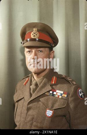 Feldmarschall Sir Harold Alexander, Oberster alliierter Befehlshaber der Mittelmeerstreitkräfte, ist während des Zweiten Weltkriegs in seinem Hauptquartier im Königspalast in Caserta, Italien, abgebildet Stockfoto