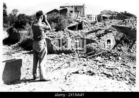 Die 8. ARMEE MARSCHIERT VOM ÄTNA-GEBIET IN RICHTUNG MESSINA VOR - dem Ort der Zerstörung in Calatabiano, British Army Stockfoto