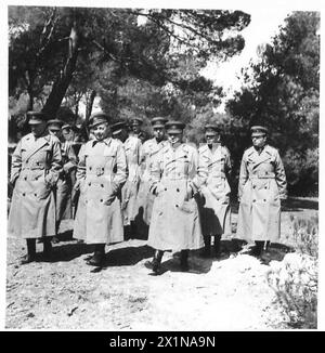 TÜRKISCHE MILITÄRMISSION BESUCHT NORDAFRIKA - Gruppe türkischer Offiziere kurz vor dem Verlassen des Hauptquartiers von General Alexander, British Army Stockfoto