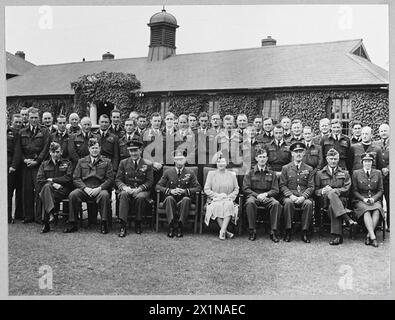 DER KÖNIG UND DIE KÖNIGIN BESUCHEN DIE ZWEITE TAKTISCHE LUFTWAFFE STATIONSIN GROSSBRITANNIEN. Ihre Majestäten, König George VI. Und Königin Elizabeth, besuchten kürzlich Flugplätze der 2. Tactical Air Force. Auf dem Bahnhof wurde eine Investitur vom König gehalten und die Königin inspizierte das Personal der W.A.A.F. Das Bild (Ausgabe 1944) zeigt Eine Gruppe, die nach der Investitur aufgenommen wurde. Sitzplätze - von links nach rechts - Air Vice Marshal T.W. Elmhirst, CBE., AFC., Air Vice Marshal Sir Arthur Coningham, KCB., DSO., MC., DFC., AFC., H. M. der King H. M. der Queen Group Captain W. J. Crisham; Air Marshal Sir Roderic M. Hill, KCB., KC., AFC., Air Vice Marsha Stockfoto