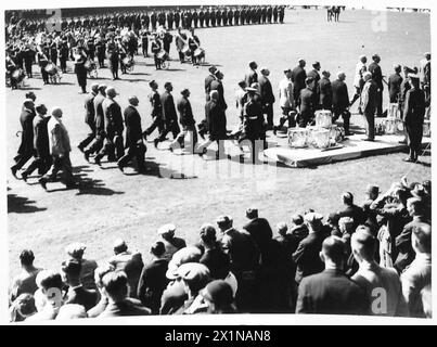 205. JAHRESTAG DER LANCASHIRE FUSILIERS, (20.) CATTERICK CAMP - The Old Contemptibles march Past, British Army Stockfoto