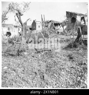 ITALIEN: ACHTE ARMYDESOLATION IN VILLA GRANDE - das könnte allen Städten in Italien geschehen sein, wenn sie nicht kapituliert hätte. Beim ersten Betreten der Stadt Villa Grande ist es unmöglich, den Namen der Stadt zu finden, da alle Wegweiser bei den Kämpfen zerstört wurden. Die Stadt hat keine Zivilbevölkerung und es gibt kein komplettes Haus. Selbst die wenigen Soldaten, die in der Stadt waren, fanden es extrem schwer, einen Raum zu finden, der nicht unter dem Holocaust des Krieges gelitten hat, der in und um die Stadt wütete. Es gibt ein paar tote Tiere, die die Luft des Todes und der Verwüstung erhöhen. T Stockfoto