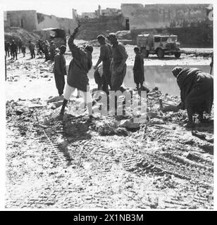 DIE ACHTE ARMEE DURCHQUERT EL HAMMA NACH GABES - als der Feind Gabes verließ, sprengte er die Brücken über den Fluss. Die 8th Army R.es war bald in der Arbeit, die Schäden zu reparieren, Eingeborene halfen ihnen auch bei der Arbeit, British Army Stockfoto