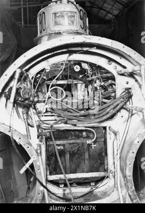 Im März 1945 werden Innenansichten eines deutschen ein-Mann-U-Bootes der Midget gezeigt, die das kompakte Design und die Steuerausrüstung hervorheben. Stockfoto