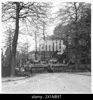 STRASSENKÄMPFE IN ARNHEIM: Schlegelpanzer warten darauf, durch die Stadt zu fahren, britische Armee, 21. Armeegruppe Stockfoto