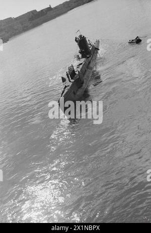 U-BOOTE UND U-BOOT-OFFIZIERE. 26. UND 27. JANUAR, MALTA U-BOOT-BASIS. - Die HMS UNA verlässt Malta auf Patrouille, Stockfoto