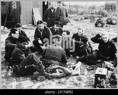 Die Flugbesatzungen der RAF wurden vor dem Luftangriff auf Dieppe am 19. August 1942 informiert, an dem Kanadier, Großbritannien, USA, und französische Truppen, mit Royal Navy Eskort. Stockfoto