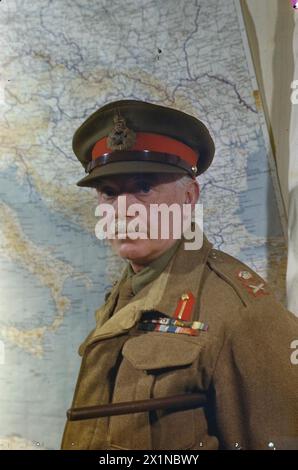 Generalleutnant W. D. Morgan, Stabschef von Feldmarschall Alexander, überblickt eine Karte des Mittelmeerraums im AFHQ in Caserta, die die Operationen der britischen Armee in Italien vom März 1945 veranschaulicht. Stockfoto