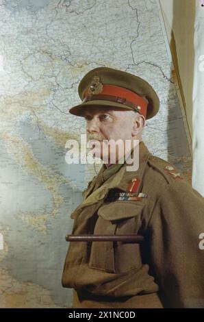 Generalleutnant W. D. Morgan, Stabschef von Feldmarschall Alexander, steht vor einer Karte des Mittelmeerraums im AFHQ, Caserta, Italien, März 1945, British Army. Stockfoto