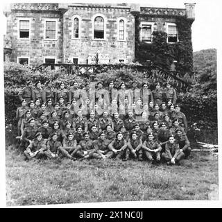 FRANZÖSISCHE KOMMANDOSOLDATEN TRAINIEREN IN Einem KOMMANDODEPOT, Einer Gruppe französischer Kommandos, der britischen Armee Stockfoto