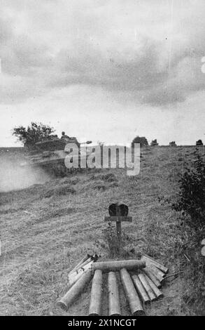 DIE POLNISCHE ARMEE IM FELDZUG DER NORMANDIE, 1944 – Panzerzerstörer M10 (Wolverine) der 1. Polnischen Panzerdivision, die während der Schlacht von Falaise Pocket an einem Soldatengrab vorbeifährt, polnische Armee, polnische Streitkräfte im Westen, 1. Panzerdivision Stockfoto