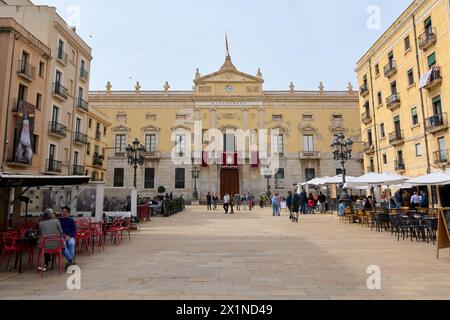 Tarragona, Spanien - 17. April 2024: Dieses Bild fängt die architektonische Schönheit des Rathauses von Tarragona mit seiner kunstvollen fa ade, klassischen Skulpturen und der klassischen Skulpturen ein Stockfoto
