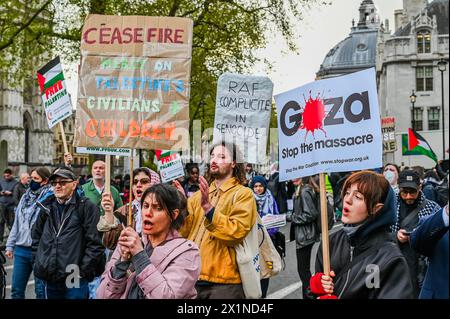 London, Großbritannien. April 2024. Palästinenser und Unterstützer versammeln sich im Parlament, um Großbritannien aufzufordern, die Bewaffnung Israels einzustellen sowie jetzt einen Waffenstillstand und ein Ende des Iraeli-Angriffs auf Gaza zu fordern. Organisiert von: Palestine Solidarity Campaign, Stop the war Coalition, Friends of Al-Aqsa und der Muslim Association of Britain. Guy Bell/Alamy Live News Stockfoto