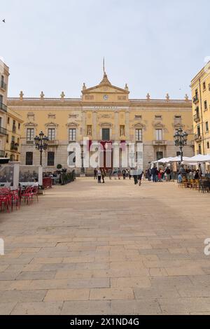 Tarragona, Spanien - 17. April 2024: Detailliertes Bild des Rathauses von Tarragona mit klassischer Architektur, Skulpturen und einer Uhr oben. Stockfoto