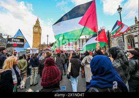 London, Großbritannien. April 2024. Palästinenser und Unterstützer versammeln sich im Parlament, um Großbritannien aufzufordern, die Bewaffnung Israels einzustellen sowie jetzt einen Waffenstillstand und ein Ende des Iraeli-Angriffs auf Gaza zu fordern. Organisiert von: Palestine Solidarity Campaign, Stop the war Coalition, Friends of Al-Aqsa und der Muslim Association of Britain. Guy Bell/Alamy Live News Stockfoto