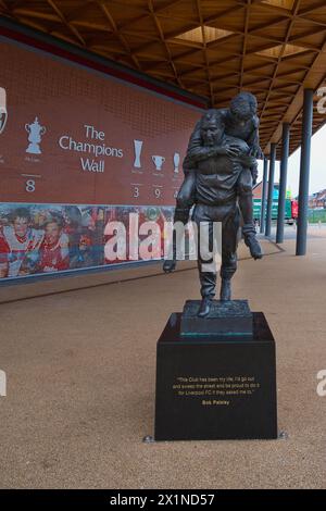 England, Liverpool – 29. Dezember 2023: Bronzestatue des erfolgreichsten LFC-Managers Bob Paisley. Stockfoto