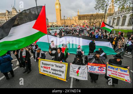 London, Großbritannien. April 2024. Orthodoxe, antizionistische juden schließen sich dem Protest an - Palästinenser und Unterstützer versammeln sich im Parlament, um Großbritannien aufzufordern, die Bewaffnung Israels einzustellen, sowie für einen Waffenstillstand und ein Ende des Angriffs der Iraeli auf Gaza. Organisiert von: Palestine Solidarity Campaign, Stop the war Coalition, Friends of Al-Aqsa und der Muslim Association of Britain. Guy Bell/Alamy Live News Stockfoto