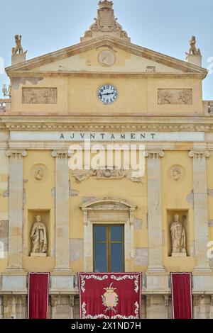 Tarragona, Spanien - 17. April 2024: Bild des Rathauses von Tarragona mit klassischer Architektur, detaillierten Skulpturen und einer Uhr oben. Stockfoto