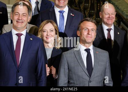 Brüssel, Belgien April 2024. Premierminister Alexander de Croo, die italienische Premierministerin Giorgia Meloni, der französische Präsident Emmanuel Macron und der deutsche Bundeskanzler Olaf Scholz, die nach einem Empfang im Königspalast anläßlich des belgischen Ratsvorsitzes und der außerordentlichen Tagung des Europäischen Rates im Rahmen des Europäischen Rates aufgenommen wurden, in Brüssel am Mittwoch, den 17. April 2024. BELGA FOTOPOOL BENOIT DOPPAGNE Credit: Belga News Agency/Alamy Live News Stockfoto