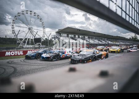 59 SAUCY Gregoire (SWI), COTTINGHAM James (gbr), COSTA Nicolas (BH), United Autosports, McLaren 720S GT3 Evo #59, LM GT3, 15 VANTHOOR Dries (bel), MARCIELLO Raffaele (SWI), WITTMANN Marco (ger), BMW M Team WRT, BMW Hybrid V8 #15, Hypercar, Familienbild während der 6 Stunden von Imola 2024, 2. Runde der FIA-Langstrecken-Weltmeisterschaft 2024, vom 18. bis 21. April 2024 auf dem Autodromo Internazionale Enzo e Dino Ferrari in Imola, Katar Stockfoto