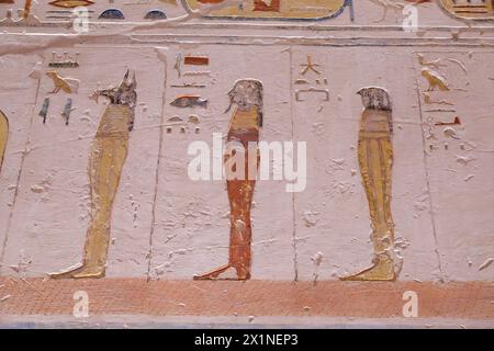 Hieroglyphensymbole, Anubis, Ptah, Horus im Grab von Rameses IV, KV2, Tal der Könige, Luxor, Ägypten Stockfoto