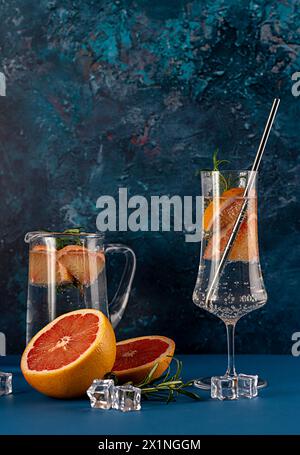 Leere Fotografie von Limonade mit Grapefruit, Rosmarin, Cocktail, Rum, Gin, Tonic, Obst; Eis, kohlensäurehaltiges Getränk, Erfrischung, Getränke, flüssig; Wasser; t Stockfoto