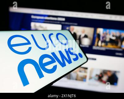 Smartphone mit Logo des belgischen Nachrichtenunternehmens Euronews SA vor der Business-Website. Fokussieren Sie sich auf die linke Mitte des Telefondisplays. Stockfoto