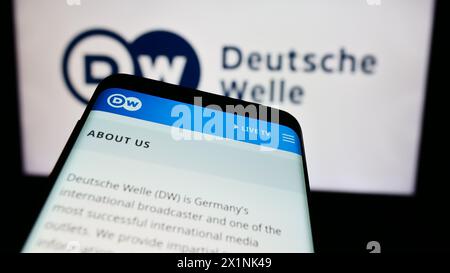 Smartphone mit Website der Deutschen Welle (DW) vor Logo. Fokussieren Sie sich oben links auf der Telefonanzeige. Stockfoto