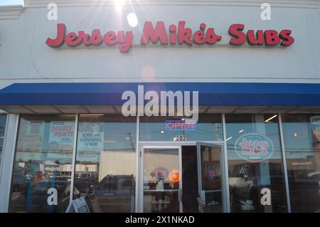 New York, Usa. April 2024. Ein Restaurant von Jersey Mike's Subs befindet sich im Stadtteil Carle Place im Nassau County, Long Island, New York. (Foto: Jimin Kim/SOPA Images/SIPA USA) Credit: SIPA USA/Alamy Live News Stockfoto