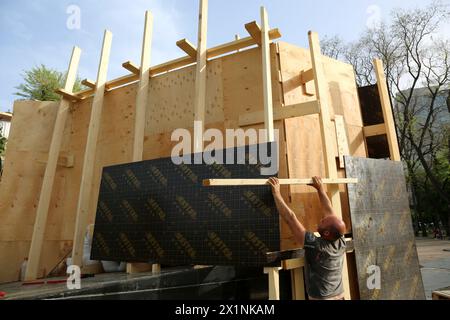 Odessa, Ukraine. April 2024. Ein Arbeiter installiert Schutzbauten um das Denkmal für Antin Holovaty auf dem Starobazarny-Platz. Gemäß dem UNESCO-Programm zur Erhaltung des kulturellen Erbes der Ukraine während des anhaltenden Krieges mit der Russischen Föderation Antin Holovaty oder Anton Golovaty war ein prominenter zaporoschhischer Kosakenführer, der nach der Zerstörung des zaporoschhischen Sich eine Schlüsselfigur bei der Bildung der Schwarzmeerkosaken war Stockfoto