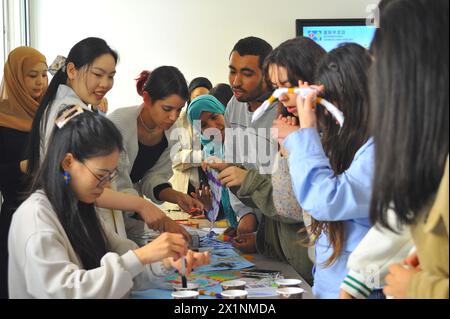 Tunis, Tunesien. April 2024. Am 17. April 2024 erlernen die Studenten am Konfuzius-Institut der Karthago-Universität in Tunis, Tunesien, Tie-Dye-Techniken. Tunesien feierte am Mittwoch den diesjährigen Tag der Chinesischen Sprache der Vereinten Nationen, der auf den 20. April fällt, mit einer kulturellen Veranstaltung hier in der Hauptstadt. Quelle: Adel Ezzine/Xinhua/Alamy Live News Stockfoto