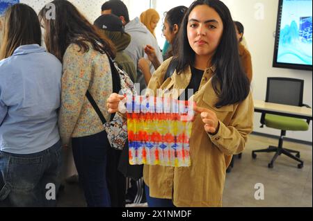 Tunis, Tunesien. April 2024. Eine Studentin zeigt ihre Tie-Dye-Arbeit am 17. April 2024 im Konfuzius-Institut der Karthago-Universität in Tunis, Tunesien. Tunesien feierte am Mittwoch den diesjährigen Tag der Chinesischen Sprache der Vereinten Nationen, der auf den 20. April fällt, mit einer kulturellen Veranstaltung hier in der Hauptstadt. Quelle: Adel Ezzine/Xinhua/Alamy Live News Stockfoto