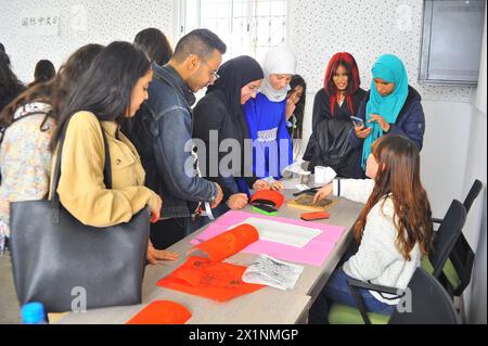 Tunis, Tunesien. April 2024. Am 17. April 2024 lernen die Studenten das Reiben der Inschriften am Konfuzius-Institut der Karthago-Universität in Tunis, Tunesien. Tunesien feierte am Mittwoch den diesjährigen Tag der Chinesischen Sprache der Vereinten Nationen, der auf den 20. April fällt, mit einer kulturellen Veranstaltung hier in der Hauptstadt. Quelle: Adel Ezzine/Xinhua/Alamy Live News Stockfoto